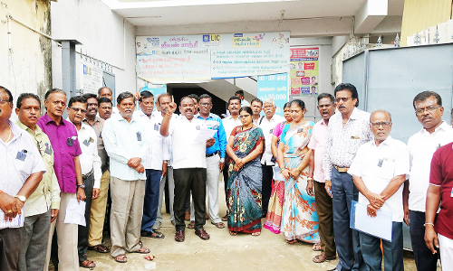 குடியாத்தத்தில் எல்.ஐ.சி. முகவர்கள் ஆர்ப்பாட்டம்