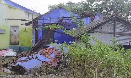 பவானியில் 2 வீடுகள் இடிந்து விழுந்து சேதம்