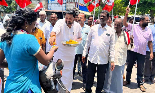 ஐகோர்ட்டு தீர்ப்பை வரவேற்று அ.தி.மு.க. கொண்டாட்டம்