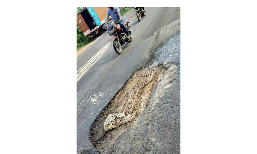 கடலூர்- புதுவை சாலை குண்டும் குழியுமாக மாறியது