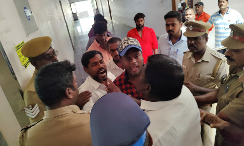 களேபரமான கடலூர் மாநகராட்சி கூட்டம்- தி.மு.க. கவுன்சிலர்கள் இரு தரப்பாக சாலை மறியல்