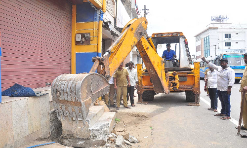 நாகர்கோவில் பகுதிகளில் கழிவுநீர் ஓடையின் மேல் கட்டப்பட்டிருந்த   ஆக்கிரமிப்புகள் அகற்றம்