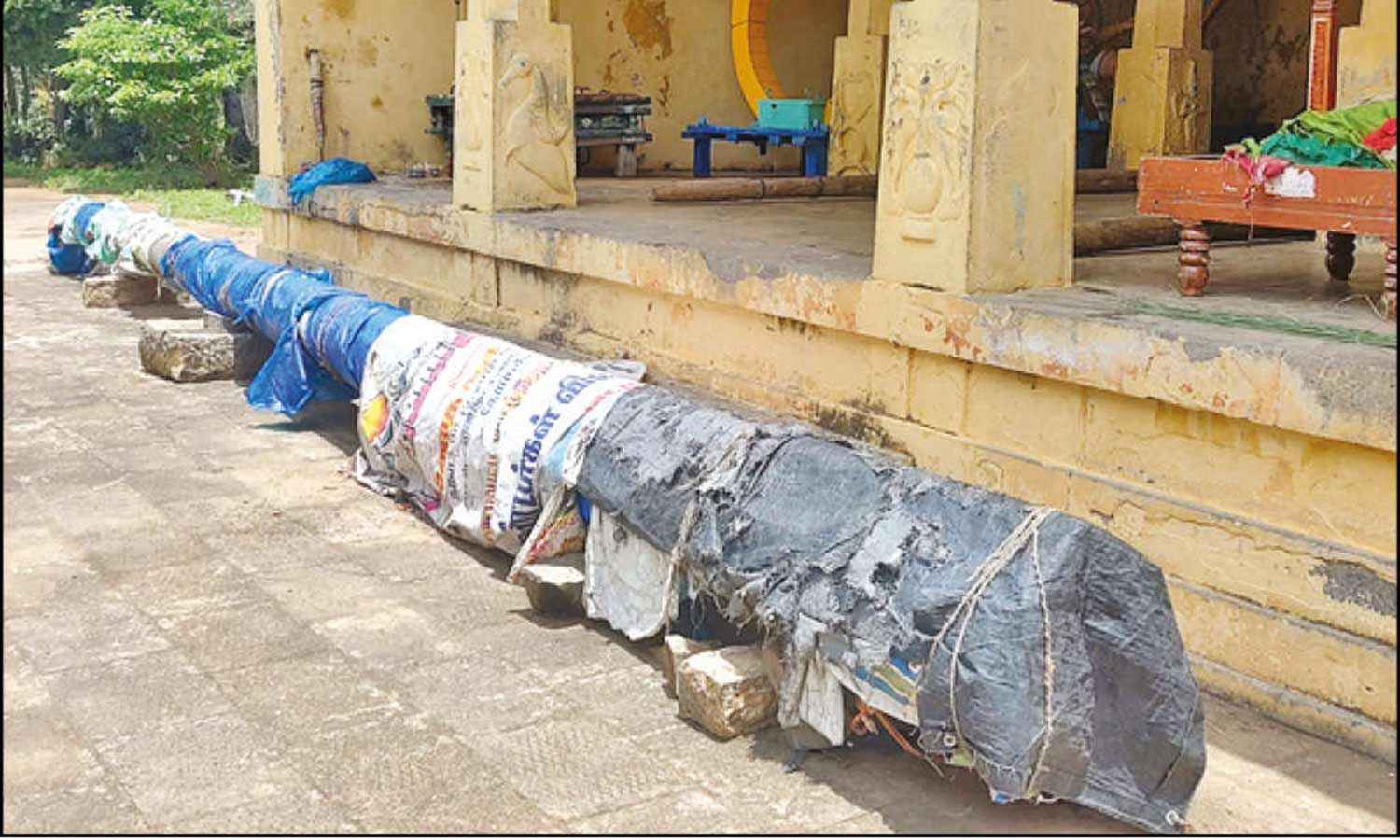 தோப்புத்துறை வரதராஜ பெருமாள் கோவிலுக்கு பக்தர் வழங்கிய தேக்கு மரம் 4 ஆண்டுகளாக வீணாக கிடக்கும் அவலம்