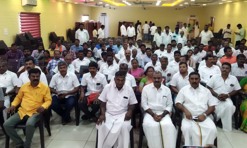 திருப்பூரில் உள்ளாட்சி பிரதிநிதிகள்-தொழில் துறையினருடன் மத்திய அமைச்சர் எல்.முருகன் சந்திப்பு