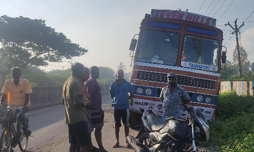 மீஞ்சூரில் பாதாள சாக்கடைக்காக தோண்டப்பட்ட பள்ளத்தில் சிக்கிய லாரி