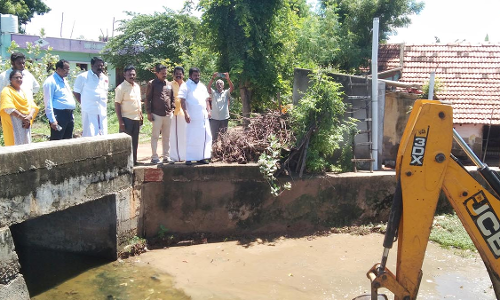 வாய்க்கால்கள் தூர்வாரும் பணி