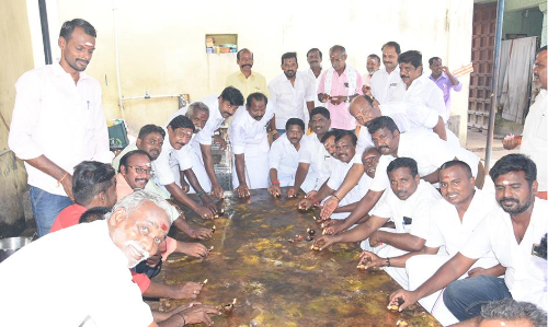கோவிலில் நெய் விளக்கு ஏற்றி அ.தி.மு.க. எம்.எல்.ஏ. வழிபாடு