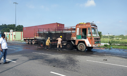விழுப்புரம் அருகே  நடு ரோட்டில் பற்றி எரிந்த கெமிக்கல் லாரி