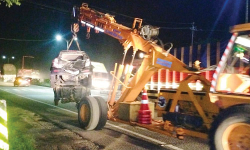 தொப்பூர் கணவாய் அருகே   கார் மீது லாரி மோதி விபத்து   -4 பேர் படுகாயம்