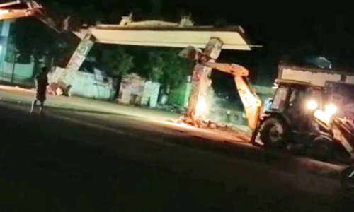 நான்கு வழிச்சாலை பணிக்காக  பாவூர்சத்திரம் பஸ் நிலைய  நுழைவாயில் ஆர்ச் இடிப்பு