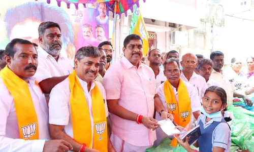 மாணவர்களுக்கு நோட்டு, புத்தகம்