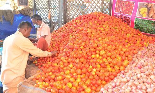 வரத்து குறைவால்  கோவையில் தக்காளி விலை திடீர் உயர்வு
