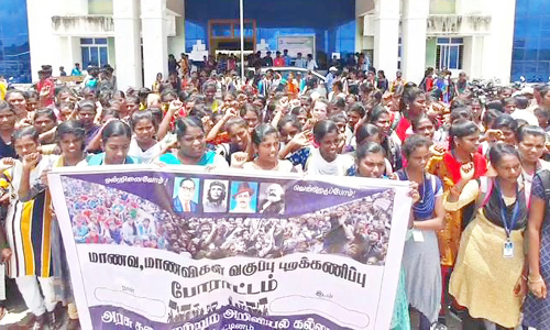 அரசு கல்லூரியில் மாணவிகள் வகுப்பு புறக்கணித்து போராட்டம்