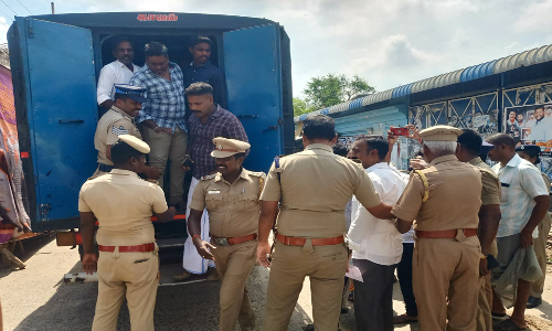 திருப்பாதிரிப்புலியூர் பாடலீஸ்வரர் கோவிலுக்குள் தடையை மீறி செல்ல முயன்ற நாம் தமிழர் கட்சியினர் கைது