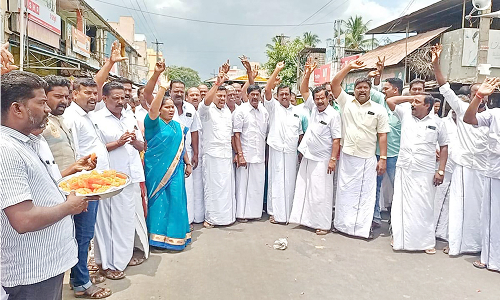 கொள்ளிடத்தில், அ.தி.மு.க.வினர் இனிப்பு வழங்கி கொண்டாட்டம்