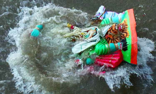 விநாயகர் சிலைகள்  ஊர்வலமாக  எடுத்து செல்லப்பட்டு காவிரி ஆற்றில் கரைப்பு