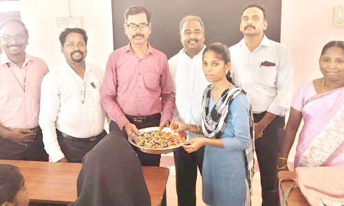 முதலாமாண்டு மாணவர்களை இனிப்பு கொடுத்து வரவேற்ற கல்லூரி முதல்வர்