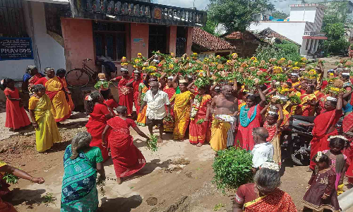 பெண்கள் பால்குட ஊர்வலம்