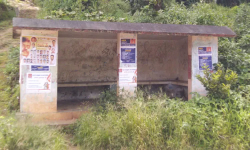 நிழற்குடையை சீரமைக்க பொதுமக்கள் கோரிக்கை