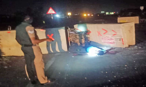 வெள்ளமடம் நான்குவழி சாலையில் உள்ள சிமெண்ட் தடுப்பு சுவரில் மோதி வாலிபர் பலி