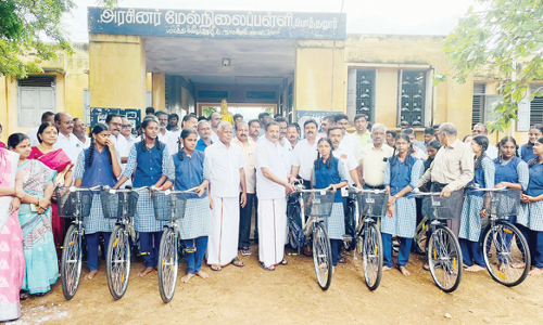 பொத்தனூர் அரசு மேல்நிலைப்பள்ளி மாணவ, மாணவிகளுக்கு விலையில்லா சைக்கிள்கள்