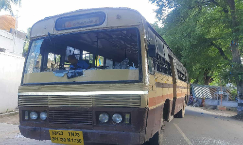 பஸ் மீது கல்வீசி தாக்குதல்