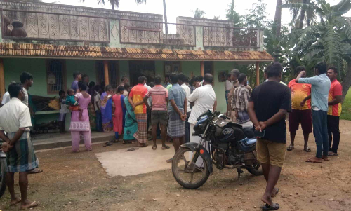 மூதாட்டியை கல்லால் தாக்கி 15 பவுன் நகை, பணம் கொள்ளை