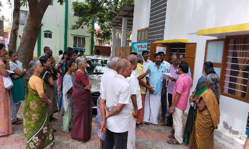 கொட்டாரத்தில் வீடுகளில் இருந்து கழிவுநீர் வெளியேறும் குழாயை அடைக்க பொதுமக்கள் எதிர்ப்பு