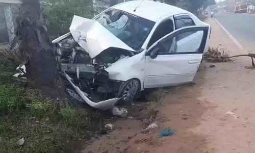 காங்கயம் அருகே மரத்தின் மீது காா் மோதி டிரைவர் பலி