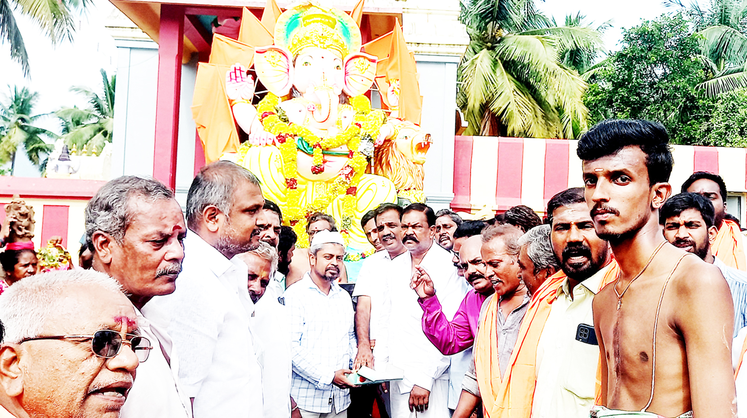 திருப்பத்தூரில் விநாயகர் சிலைகள் ஊர்வலம் திருப்பத்தூரில் விநாயகர் சிலைகள் ஊர்வலம்