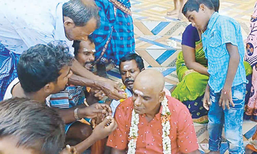 50 வயது தொழிலாளிக்கு காதணி விழா