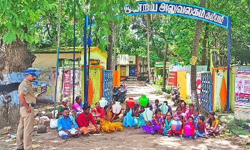 கம்பத்தில் குடிநீர் கேட்டு காலிக்குடங்களுடன் பொதுமக்கள் முற்றுகை போராட்டம்