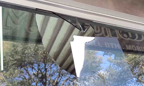 பல்லடம் அருகே நன்கொடை தராததால் கடை கண்ணாடி உடைப்பு