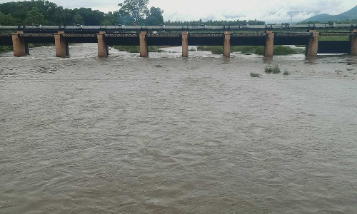 அணைப்பட்டி வைகை ஆற்றில் கரைபுரண்டு ஓடும் வெள்ளம்  கண்மாய்களை நிரப்ப விவசாயிகள் கோரிக்கை