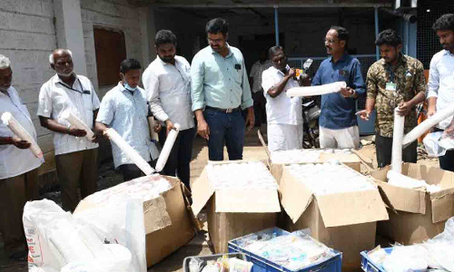 உடுமலையில் தடை செய்யப்பட்ட 105 கிலோ பிளாஸ்டிக் பொருட்கள் பறிமுதல்