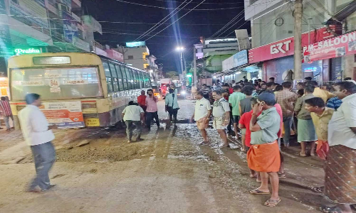 குடிபோதை தகராறில் அரசு பஸ் சக்கரத்தில் சிக்கி முதியவர் பலி