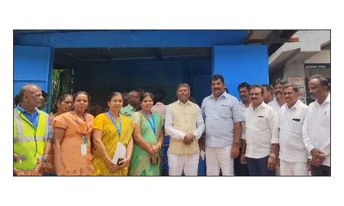 ஓசூரில் தனியார் பள்ளி சார்பில்   ஆதரவற்றோருக்கு மதிய உணவு வழங்கும் நிகழ்ச்சி  -பிரகாஷ் எம்.எல்.ஏ.-மேயர் சத்யா தொடங்கி வைத்தனர்