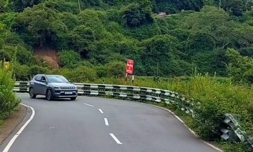 தடையை மீறி  கல்லட்டி சாலையில் செல்லும் சுற்றுலா வாகனங்கள்