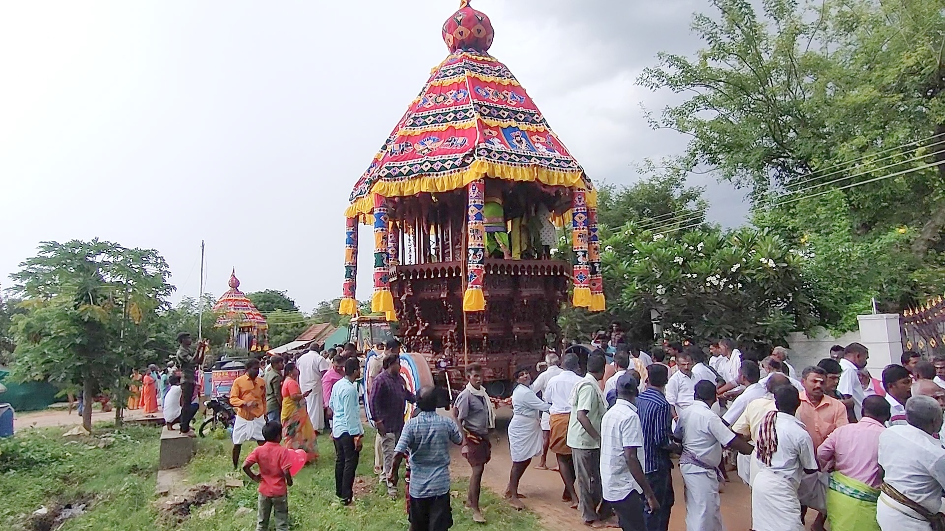 மீனாட்சி சுந்தரேஸ்வரர் கோயில் இரட்டை தேரோட்டம் மீனாட்சி சுந்தரேஸ்வரர் கோயில் இரட்டை தேரோட்டம்