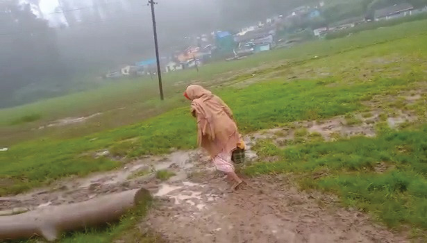 உல்லத்தியில் சேறும், சகதியுமாக காட்சியளிக்கும் சாலை உல்லத்தியில் சேறும், சகதியுமாக காட்சியளிக்கும் சாலை