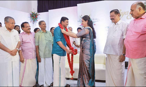 இந்தியாவின் இளம் பெண் மேயருக்கு திருமணம்: கேரள முதல்-மந்திரி வாழ்த்து