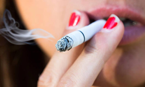 பள்ளி கழிவறையில் சிகரெட்டை ஊதி தள்ளிய 10-ம் வகுப்பு மாணவிகள்: நேரில் பார்த்த மற்றொரு மாணவிக்கு நேர்ந்த கொடுமை