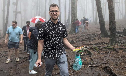 பிளாஸ்டிக் இல்லா கொடைக்கானல்- சுற்றுலா பயணிகளிடம் விழிப்புணர்வு ஏற்படுத்திய அமெரிக்க இளைஞர்