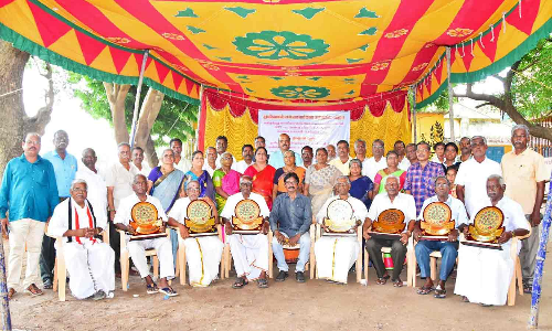 அரசு தொடக்கப்பள்ளியில் முன்னாள் மாணவர்கள் சந்திப்பு