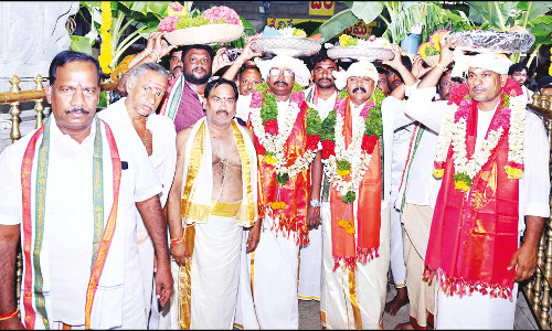 காணிப்பாக்கம் வரசித்தி விநாயகருக்கு ஸ்ரீகாளஹஸ்தி சிவன் கோவில் சார்பில் பட்டு வஸ்திரங்கள் சமர்ப்பணம்