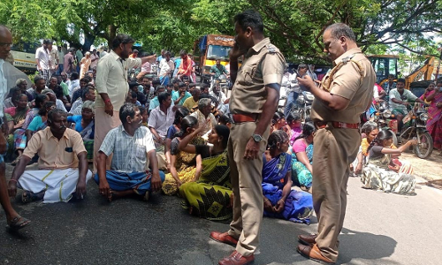 செங்கல் சூளை தொழிலாளர்கள்  சாலை மறியல் போராட்டம்