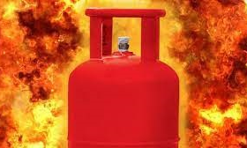 கியாஸ் சிலிண்டர் கசிந்து எரிந்ததால் பரபரப்பு