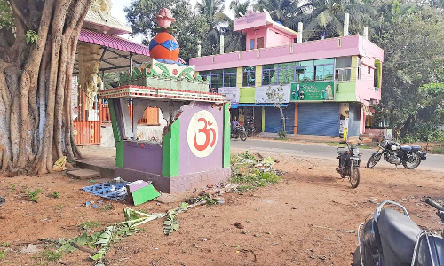 அம்மாண்டிவிளை அருகே வாகனம் மோதி கோவில் மண்டபம் சேதம்