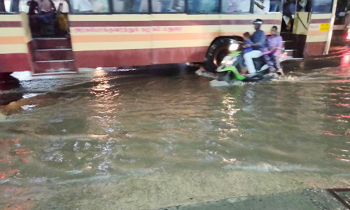 பஸ் நிறுத்த தரைத்தளம் சேதம்