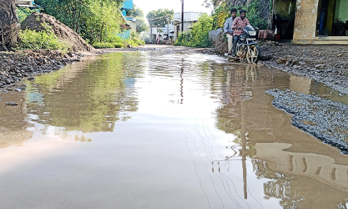குளம் போன்று காட்சி அளிக்கும் சாலைகள்
